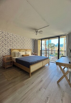 3 bedrooms, desk, iron/ironing board, travel crib - TheGlamPad! Views to dunes, ocean, SpaceX. Steps to the beach. Family-friendly (South Padre Island)