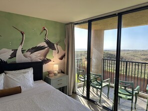 3 soverom, skrivebord, strykejern/-brett og reiseseng for barn