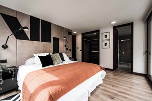 3 habitaciones, escritorio y espacio para trabajar con laptop 