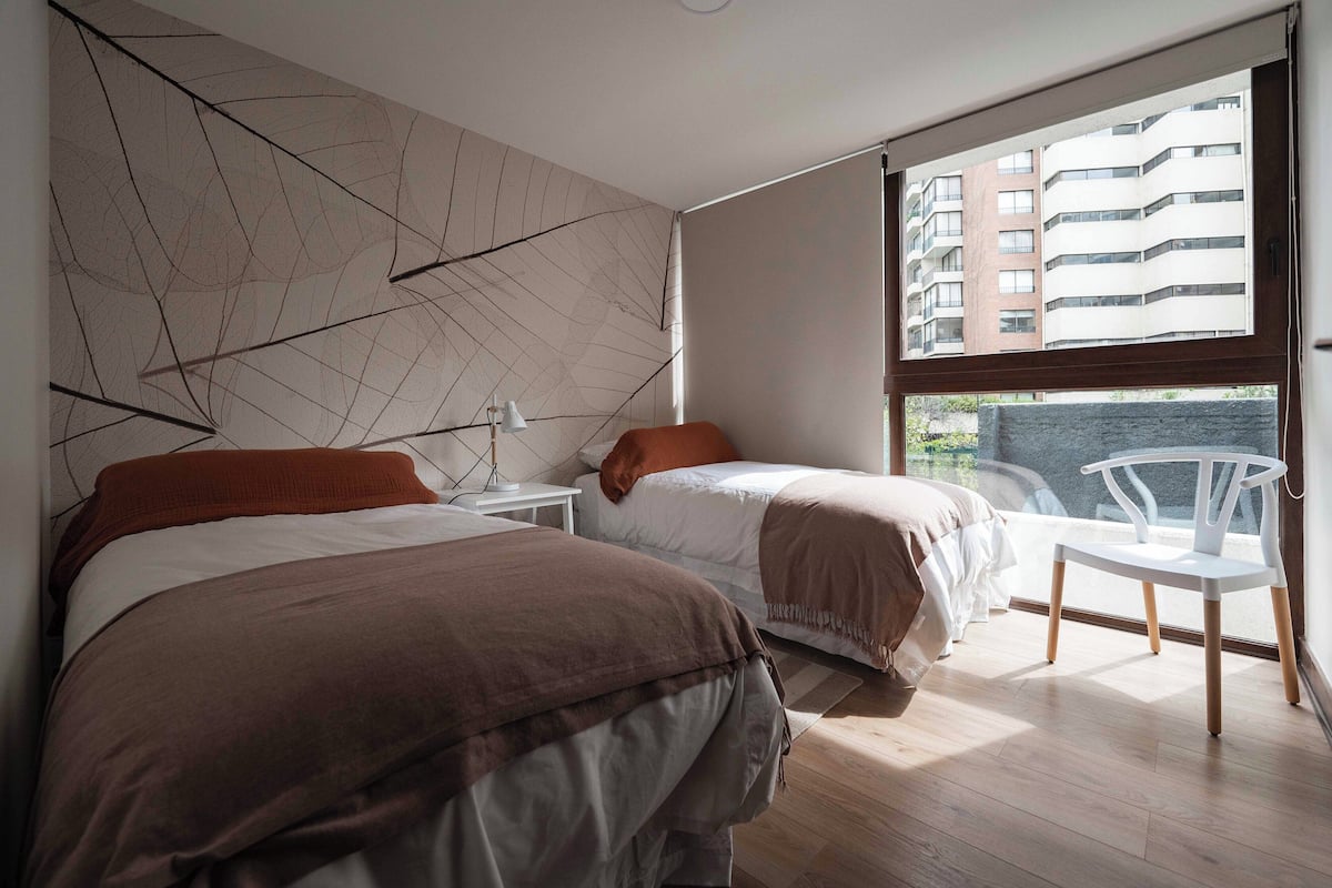 3 bedrooms, desk, laptop workspace, blackout curtains