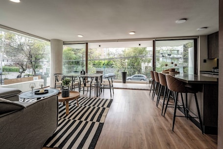 Refrigerador con freezer, microondas, horno, placa de cocina. AT HOME El Golf