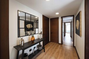 3 habitaciones, escritorio y espacio para trabajar con laptop 