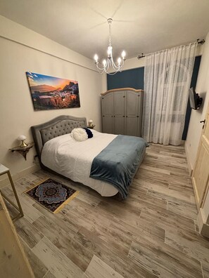 1 chambre, bureau, fer et planche à repasser, lit parapluie