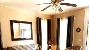 A living room with a sofa, armchair, coffee table, and a ceiling fan. - 3-bedroom house in wonderful Columbus with AC, WiFi. Enjoy your stay (Columbus)