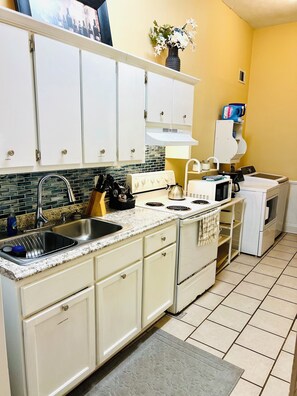 Microwave, stovetop - Relax and escape in this vibrant Columbus apartment (Columbus)
