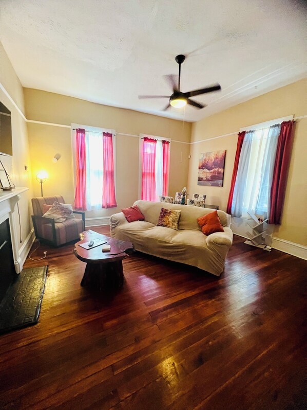 TV - Relax and escape in this vibrant Columbus apartment (Columbus)