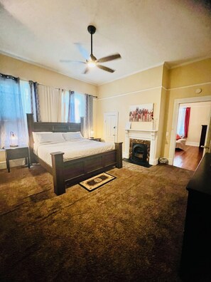 1 bedroom, iron/ironing board, WiFi, bed sheets - Relax and escape in this vibrant Columbus apartment (Columbus)