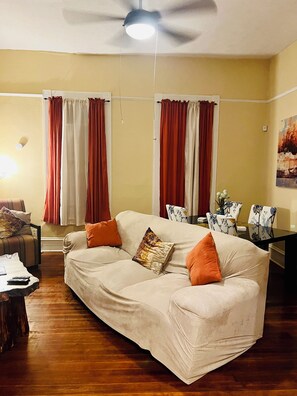 TV - Relax and escape in this vibrant Columbus apartment (Columbus)