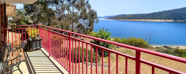 Property grounds - Pontis Lodge 3 Waterfront Apartment right on Lake Jindabyne (Jindabyne)