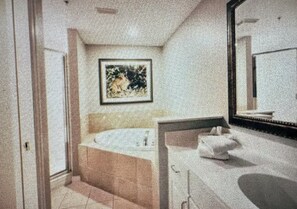 Dusj, hårføner, håndklær og såpe