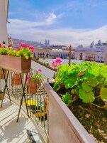 Escritorio, sistema de insonorización y wifi gratis 