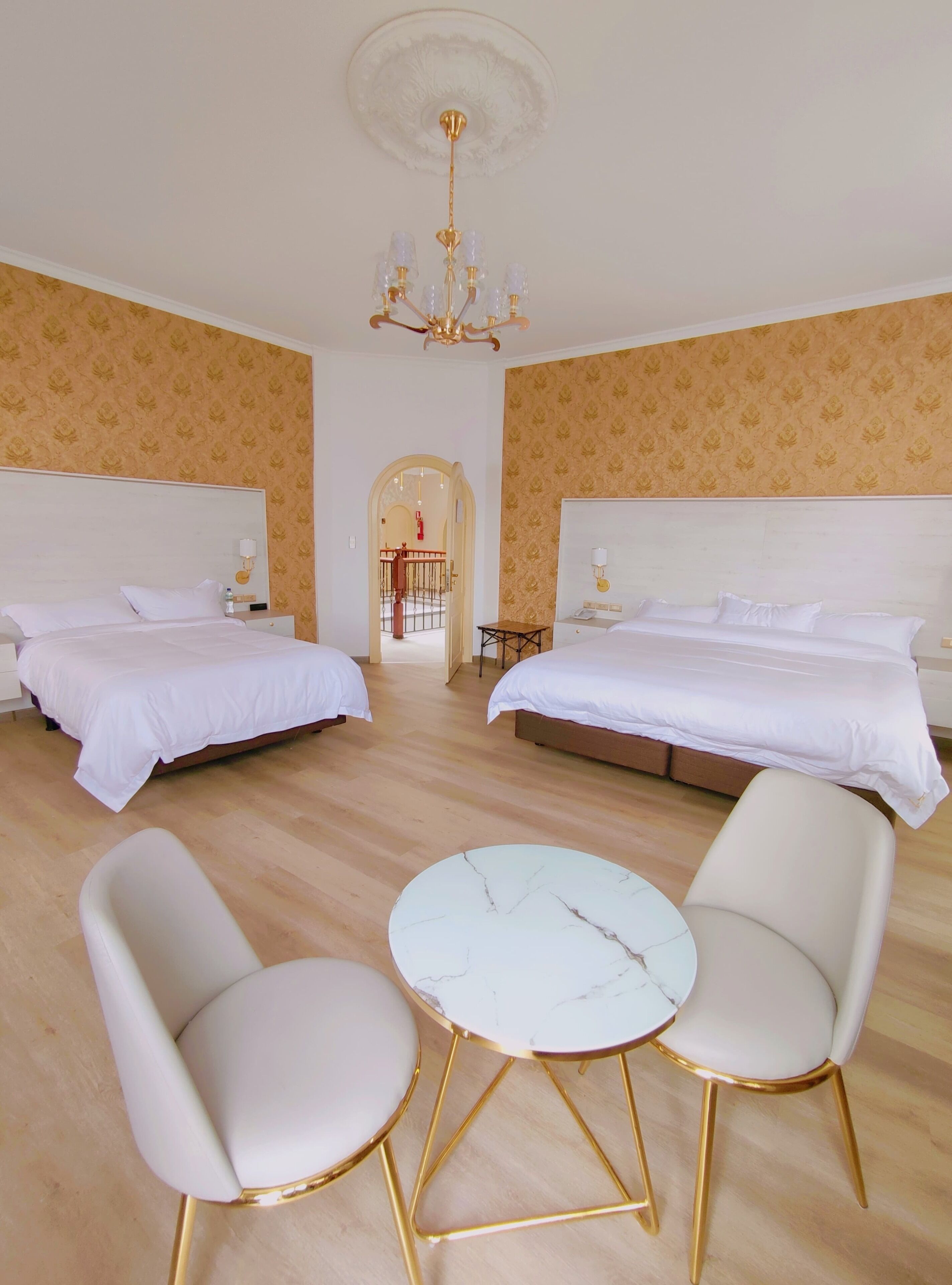 Habitació triple de luxe, balcó, vistes a la ciutat | Escriptori, habitacions insonoritzades i wifi gratuïta 