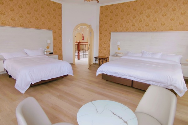 Habitació triple de luxe, balcó, vistes a la ciutat | Escriptori, habitacions insonoritzades i wifi gratuïta