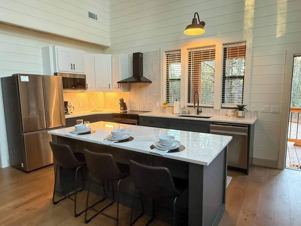 Réfrigérateur, micro-ondes, four, plaque de cuisson