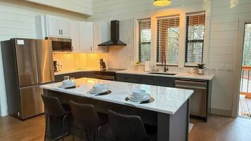 冰箱、微波炉、烤箱、炉灶