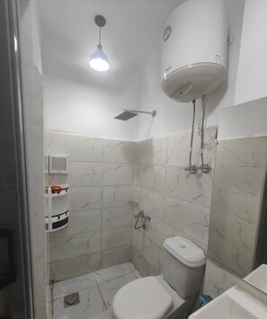 Ducha, secador de pelo, toallas, papel higiénico