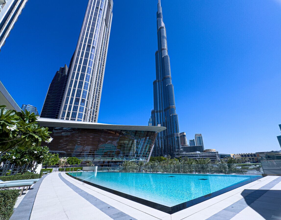Moderni uima-allasalue, josta avautuu näkymä Burj Khalifa -pilvenpiirtäjään ja sen ympärillä oleviin korkeisiin rakennuksiin.