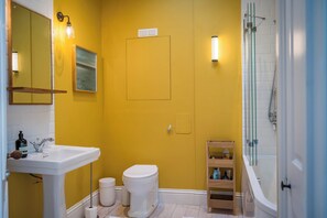 Shower, hair dryer, towels, toilet paper - Unrivalled Sea View - Brand New (Ventnor)