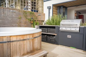 Outdoor spa tub - Unrivalled Sea View - Brand New (Ventnor)