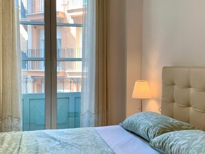 2 bedrooms, iron/ironing board, WiFi, bed sheets - Charming  Flat @ Historic Centre &short walk to Beach (Alicante (Alacant))