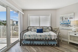3 habitaciones, tabla de planchar con plancha y cuna de viaje 