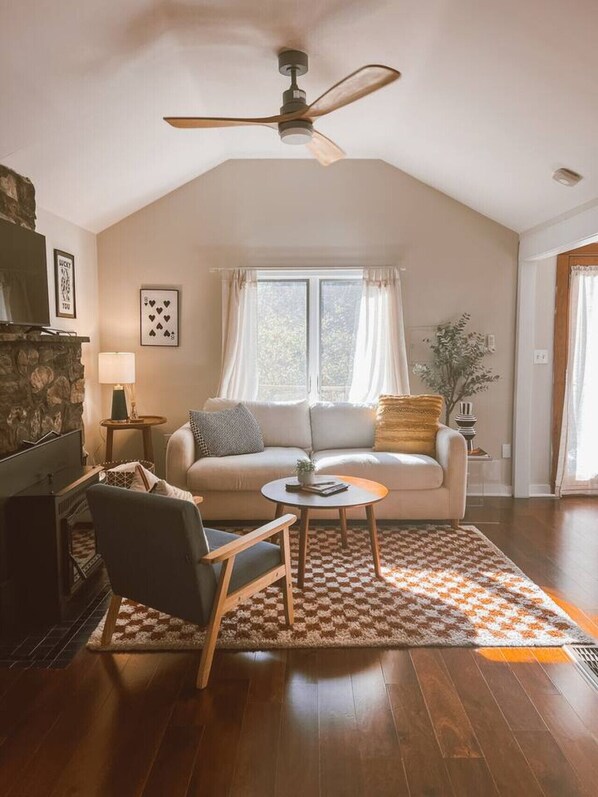 Télévision, cheminée