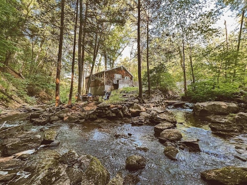 Creek Side Cabin with Wood Fired Hot Tub and Fire Pit
