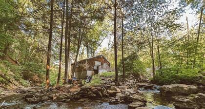 Creek Side Cabin with Wood Fired Hot Tub and Fire Pit