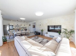 Televisión, chimenea y tenis de mesa 
