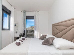 3 bedrooms, iron/ironing board, internet, bed sheets