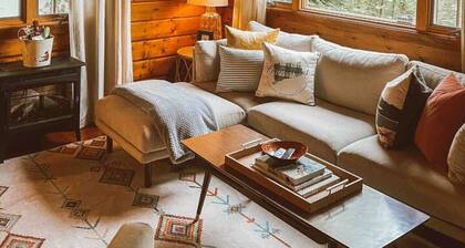 The Little Lake Cabin with hot tub