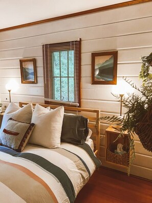 2 bedrooms, desk, iron/ironing board, WiFi