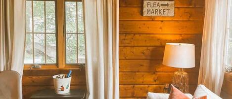 Télévision, cheminée, livres