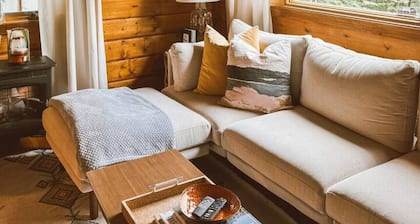 The Little Lake Cabin with hot tub