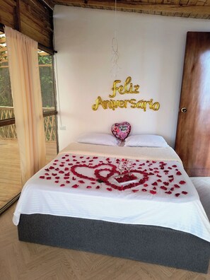 1 bedroom, bed sheets