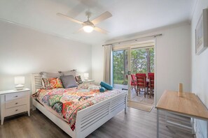3 bedrooms, desk, WiFi, bed sheets