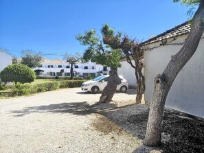 المنطقة المحيطة بالمنشأة