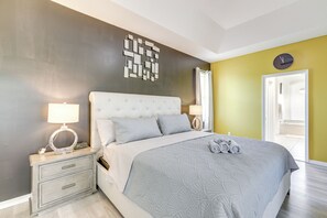 3 habitaciones, escritorio y tabla de planchar con plancha