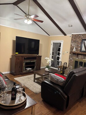 Smart TV, fireplace - Charming 3-bedroom house with AC, WiFi  Mobile (Mobile)