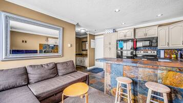 Apartment, Mountain View | In-room dining