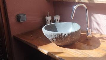 Douche, sèche-cheveux, serviettes fournies, savon