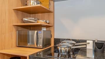 スタジオ バルコニー | 専用キッチン | 冷蔵庫、電子レンジ、コンロ、調理器具と食器