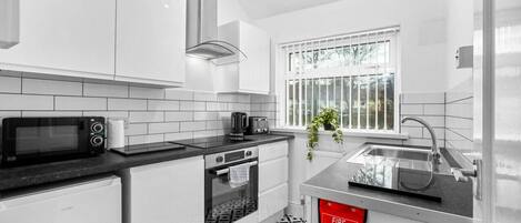 Kylskåp, mikrovågsugn, ugn och brödrost