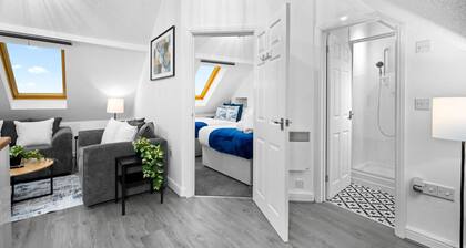 Luxury Apartment - Accommodates 4 - On-Street Parking Available