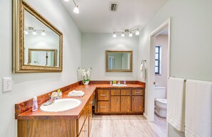 Hair dryer, towels - 8 Mi to World Equestrian Center: Walkable Getaway (Ocala)
