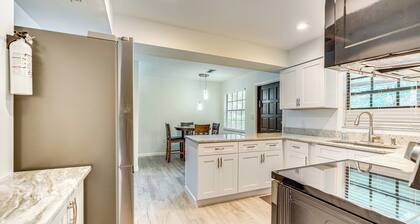 8 Mi to World Equestrian Center: Walkable Getaway