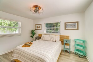 2 bedrooms, Internet, bed sheets - 5 Mi to Vero Beach: Vintage Home w/ Sauna & Grill! (Vero Beach)