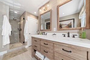 Towels, toilet paper - New Luxury Lakefront Home with Dock, Hot Tub, Fire Pit, SUP Boards and Kayaks!! (Eatonton)
