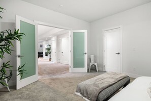 2 bedrooms, free WiFi, bed sheets - Bright & Cozy 2-Bedroom Basement Suite

 (Calgary)