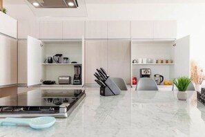 Een microgolfoven, een oven, een kookplaat